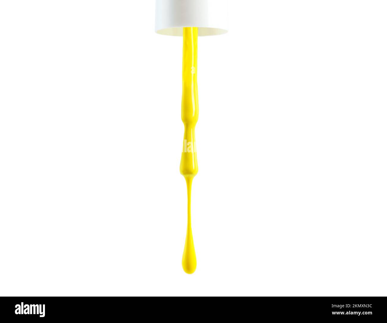 Denken Sie in Schwarz und Weiß, träumen Sie in Farbe. Ein Nagellackpinsel, der auf einen weißen Hintergrund tropft. Stockfoto