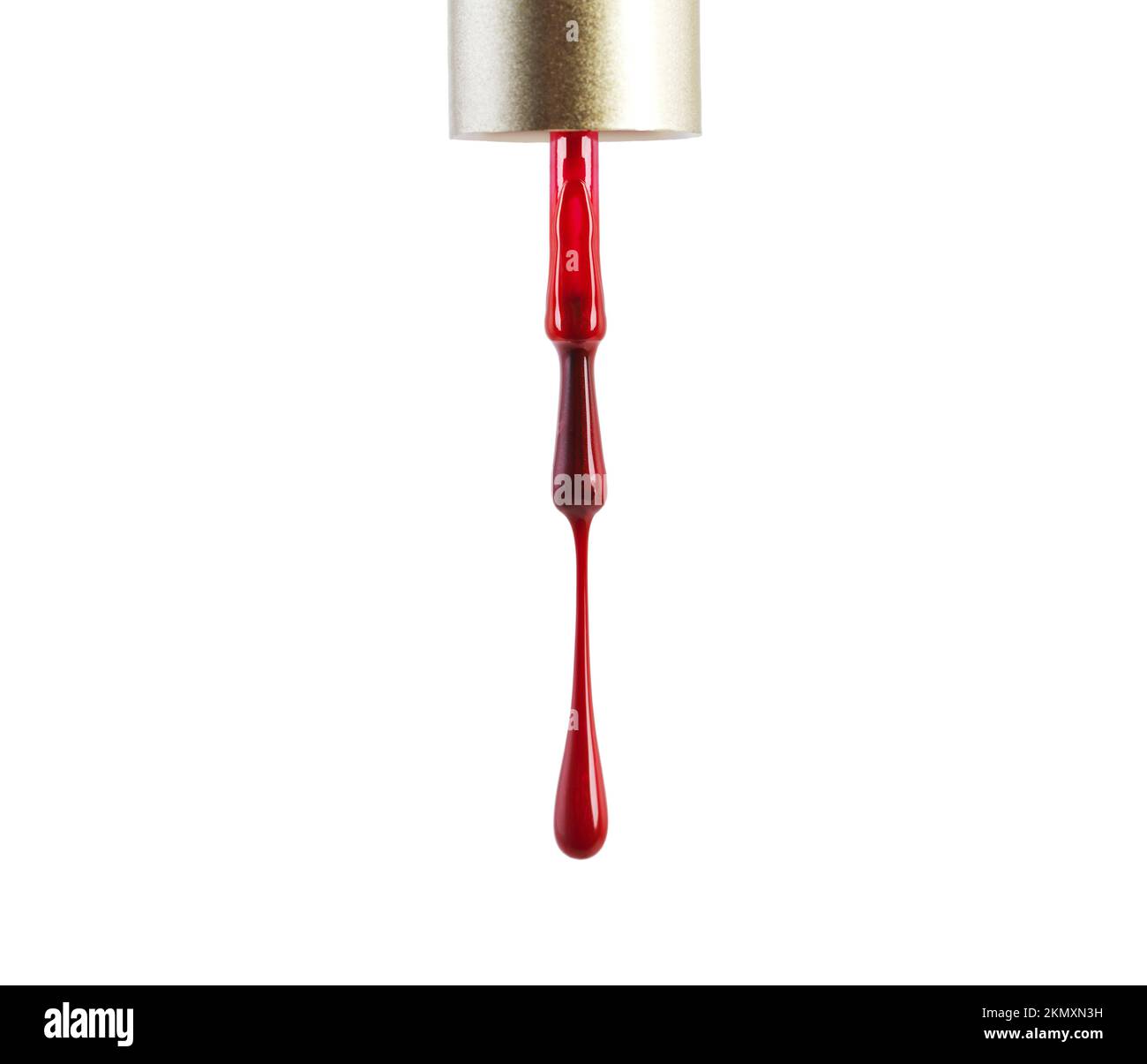 Denken Sie in Schwarz und Weiß, träumen Sie in Farbe. Ein Nagellackpinsel, der auf einen weißen Hintergrund tropft. Stockfoto