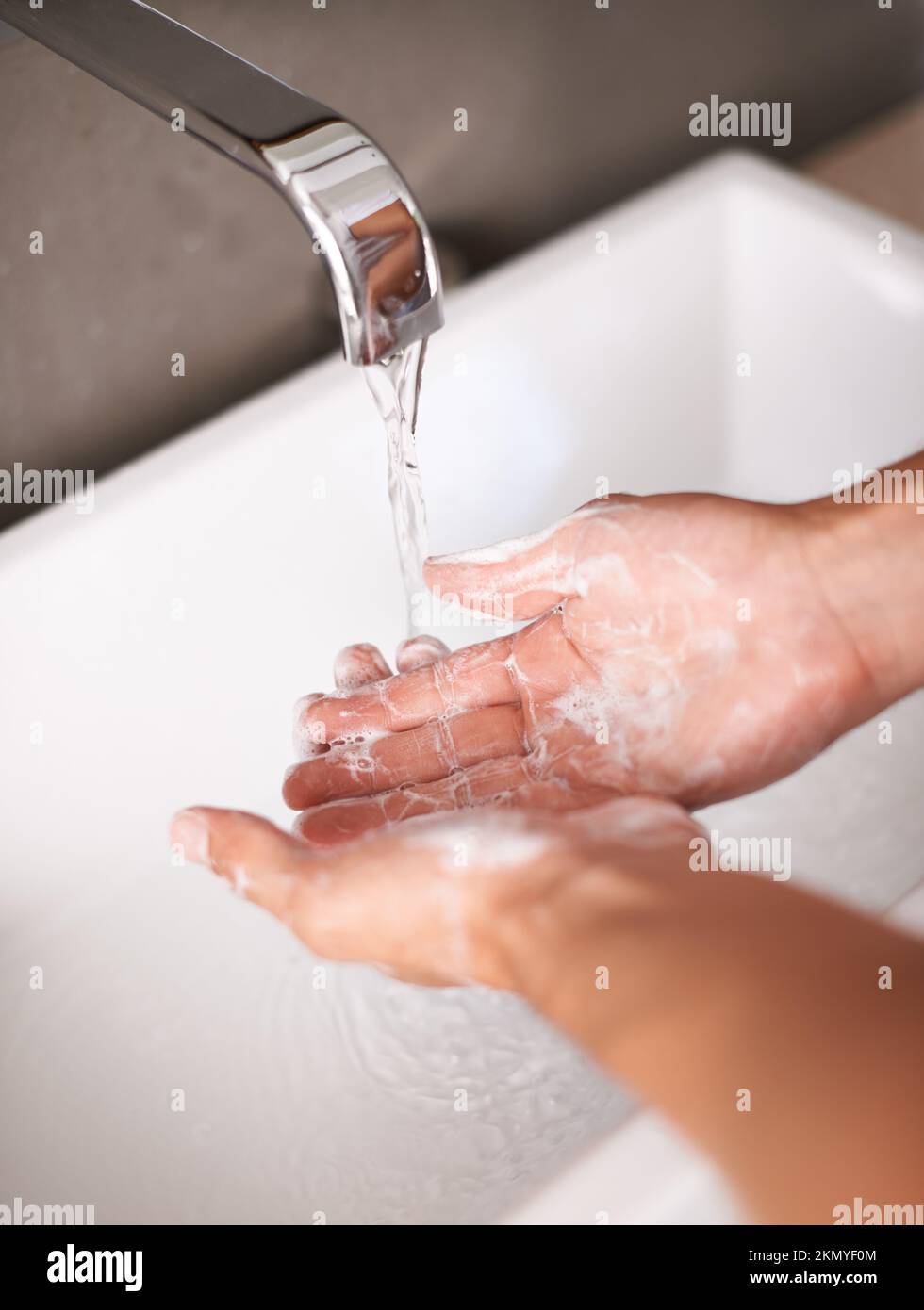 Gesund bleiben durch gute Hygienepraxis. Ein Mann wäscht sich die Hände. Stockfoto