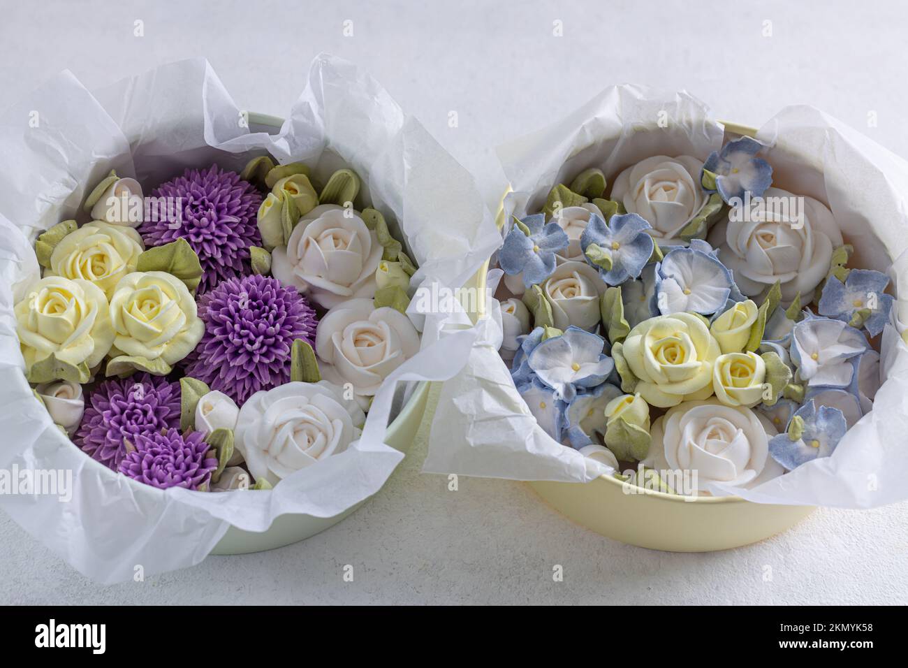 Blumenstrauß aus Marschall in einer Geschenkbox auf hellem Hintergrund, Draufsicht, Urlaubskonzept, Valentinstag Stockfoto