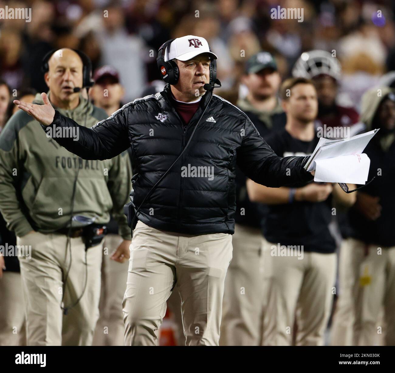 26. November 2022: Texas A&M Head Coach Jimbo Fisher Gesten an Beamte während eines SEC-Fußballspiels zwischen Texas A&M und Louisiana State am 26. November 2022 in College Station, Texas. Texas A&M gewann 38-23. (Kreditbild: © Scott Coleman/ZUMA Press Wire) Stockfoto