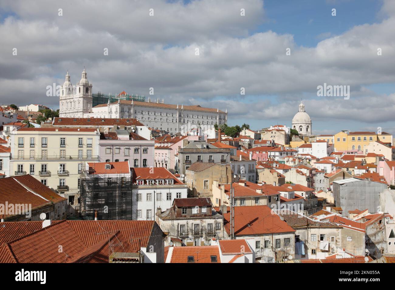Stadtbild vom Aussichtspunkt im Stadtteil Alfama in Lissabon, Portugal. Mit dem Panteao Nacional (nationales Pantheon) Stockfoto