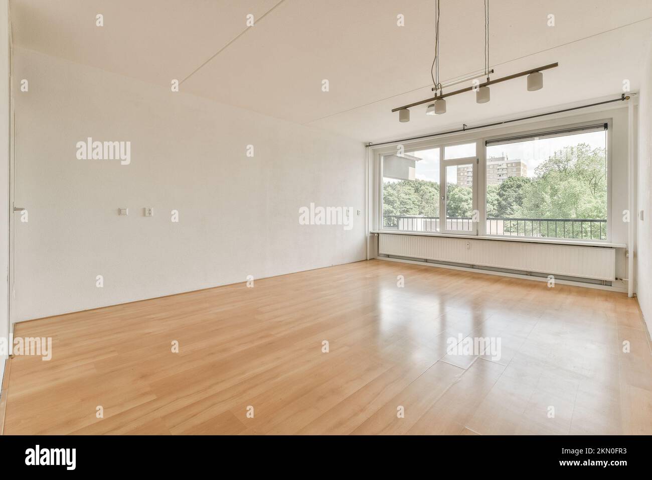 Plastikfenster und Heizkörper an weißer Wand in leerem hellen Raum zu Hause Stockfoto