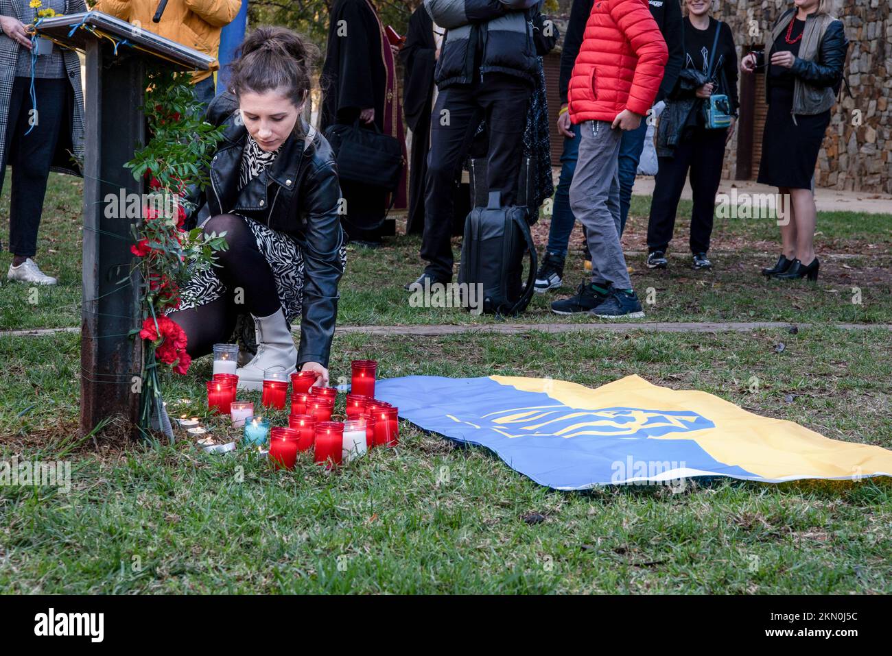 Barcelona, Spanien. 26.. November 2022. Eine Frau hinterlässt eine Kerze in Katalonien während des Jubiläums. Die ukrainische Gemeinschaft in Barcelona gedenkt dem Jahrestag des ukrainischen Holocaust, der mehr als 1 Millionen Menschen verhungerte. Mit einem Altar aus Kerzen, Blumen und religiösen Stempeln zollten sie den Gefallenen ihren Respekt. Kredit: SOPA Images Limited/Alamy Live News Stockfoto