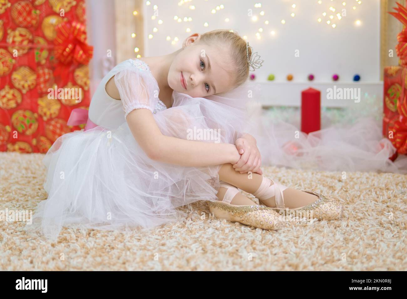 Kleine Ballerina vor Ort. Kinder tanzen сlassical Ballett im Studio. . Stockfoto