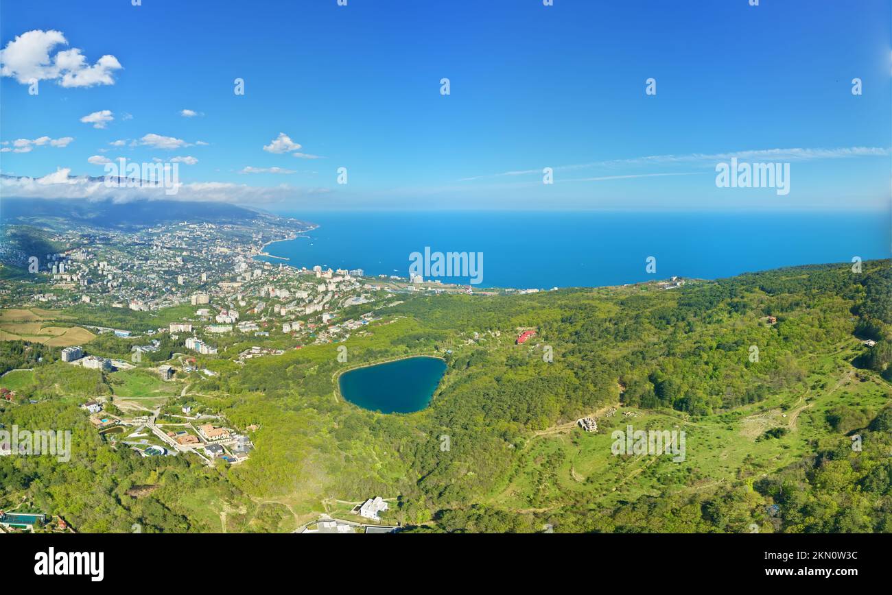 Blick auf die Yalta magabi Seen aus der Vogelperspektive. Spring Mountain Forest und Meeresküste. Stockfoto
