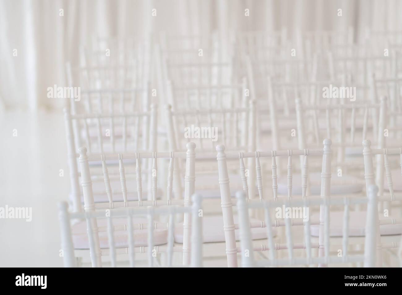 Weiße Stühle bei einer Hochzeitszeremonie. Konstruktionselement. Stockfoto