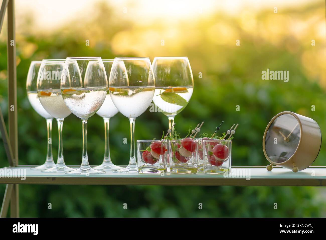 Zeit für einen Snack. Service im Restaurant vor der Party. Lebensmitteldesign. Stockfoto