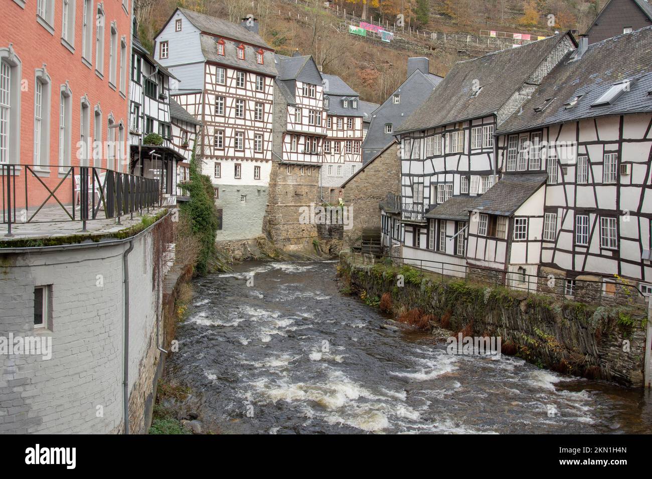 Monschau November 2022: Der Weihnachtsmarkt von Monschau wird traditionell vom 25. November bis 18. Dezember am ersten bis vierten Adventswochenende geöffnet. Stockfoto