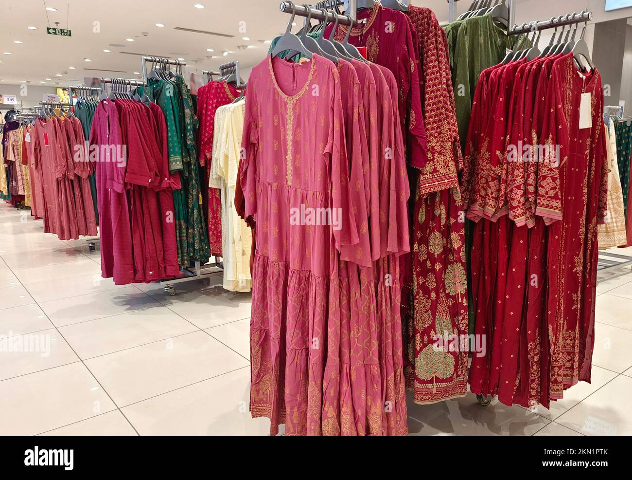 Legere Damenbekleidung in einer Boutique, Kleidung mit einer Auswahl an Damenmode, bunte Damenkleider auf Kleiderbügeln in einem Einzelhandelsgeschäft in Indien. Stockfoto
