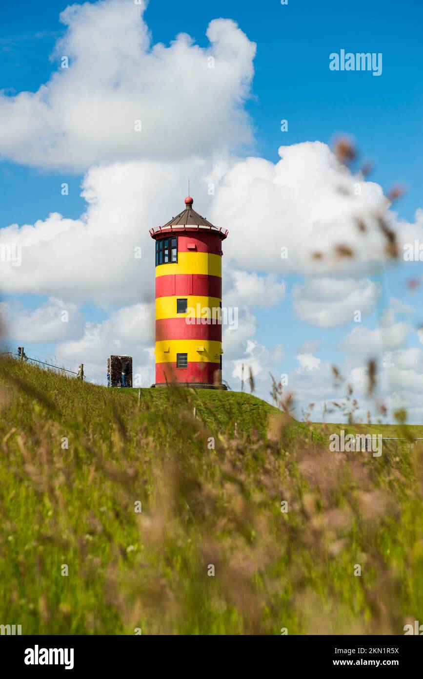 Gelber Leuchtturm, Pilsum Leuchtturm, Pilsum, Krummhörn, Ostfriesien, Niedersachsen, Nordsee, Deutschland, Europa Stockfoto