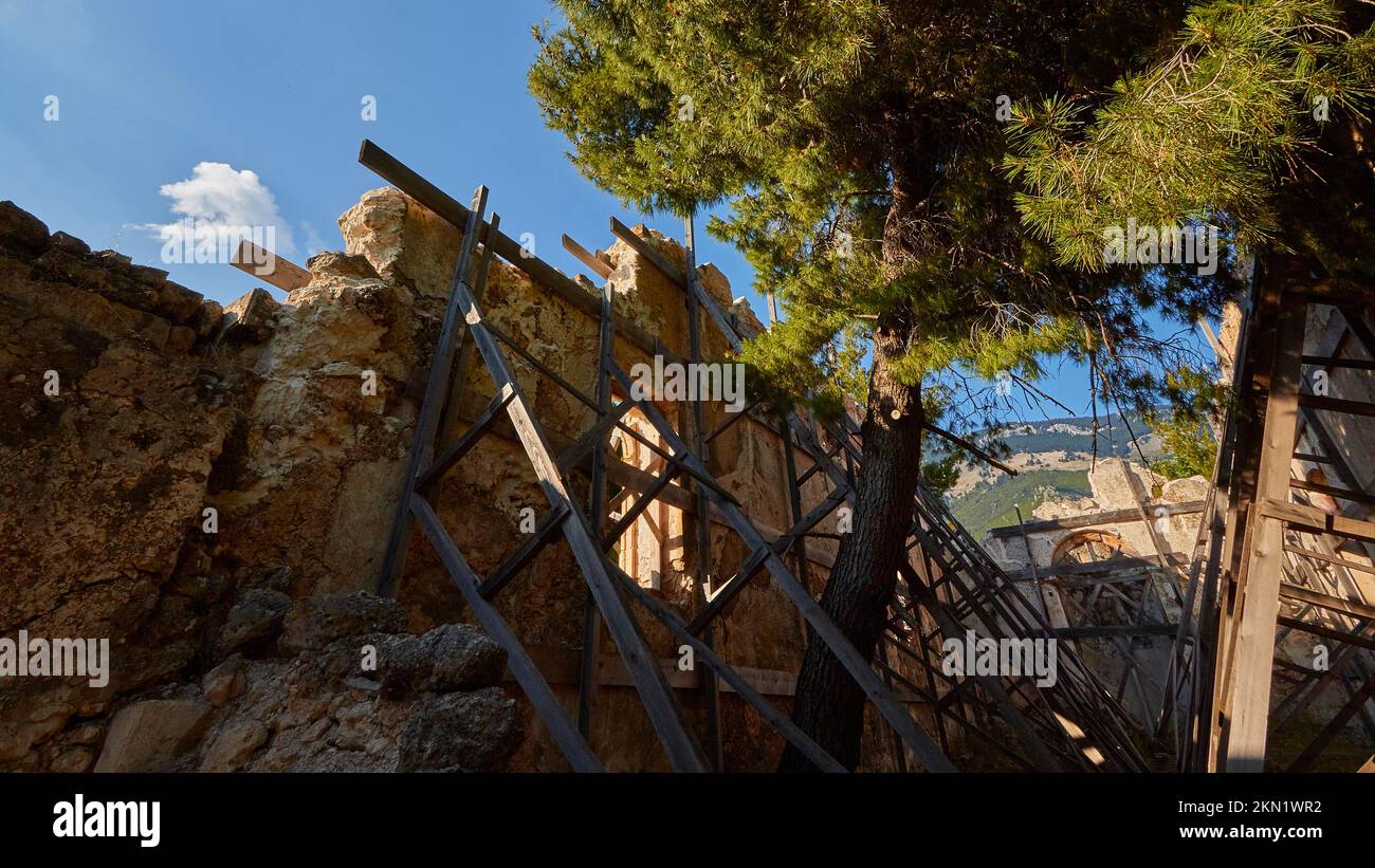 Verlassenes Kloster, Ruine mit Holzbalken, Sissia, Baum, blauer Himmel, eine weiße Wolke, Kefalonia, Ionische Inseln, Griechenland, Europa Stockfoto