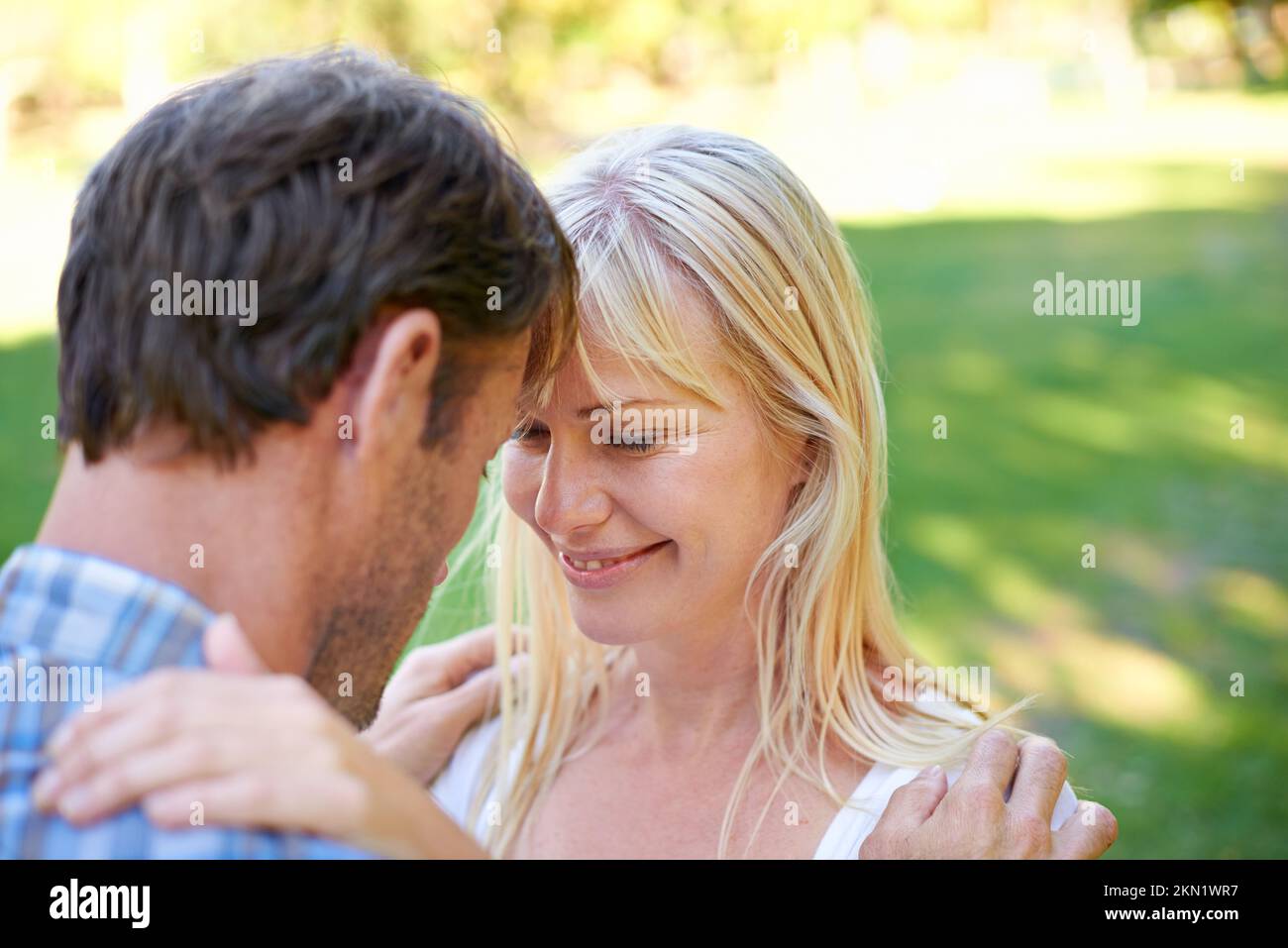 Ich bin so froh, dass ich dich gefunden habe. Ein attraktives Paar, das tief in einen anderen Blick blickt. Stockfoto