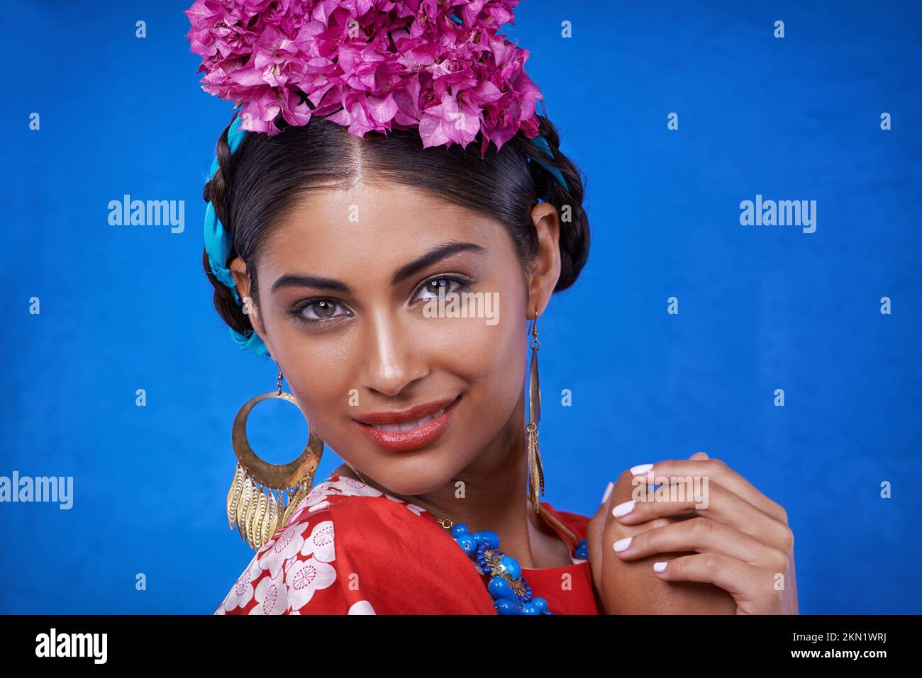 Bunte Kultur. Eine wunderschöne junge Frau in traditioneller kultureller Kleidung. Stockfoto