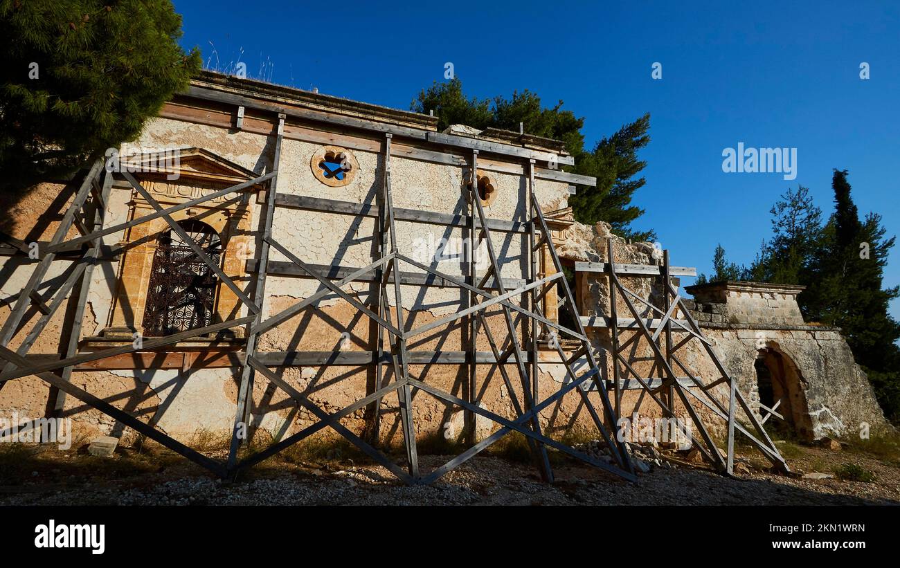 Verlassenes Sissia Kloster, Ruinen mit Holzbalken, blauer wolkenloser Himmel, Kefalonia Insel, Ionische Inseln, Griechenland, Europa Stockfoto