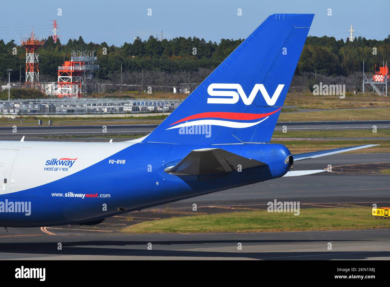 Präfektur Chiba, Japan - 29. Oktober 2021: Silk Way West Airlines Boeing B747-8F (VQ-BVB) vertikale Flosse. Stockfoto