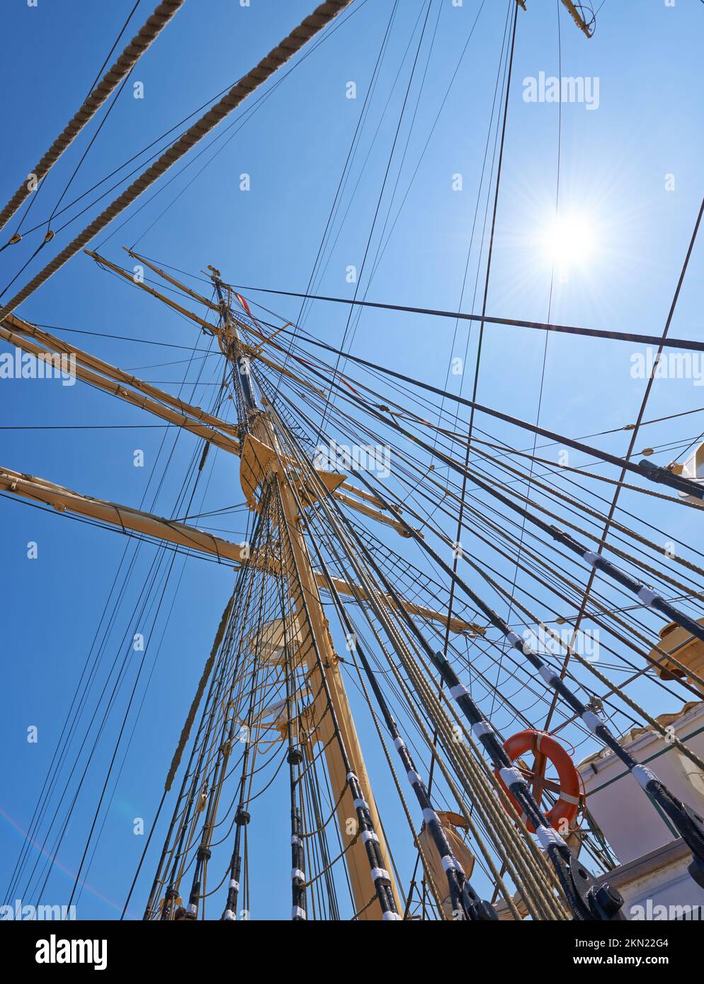 Detaillierte Schiffsabrisse. Der Mast und die Ausrüstung eines komplizierten nautischen Schiffes. Stockfoto