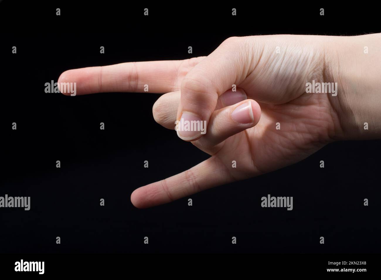 Gestenhände mit Zeigefinger und kleinem Finger nach oben in Form von Hörnern Stockfoto