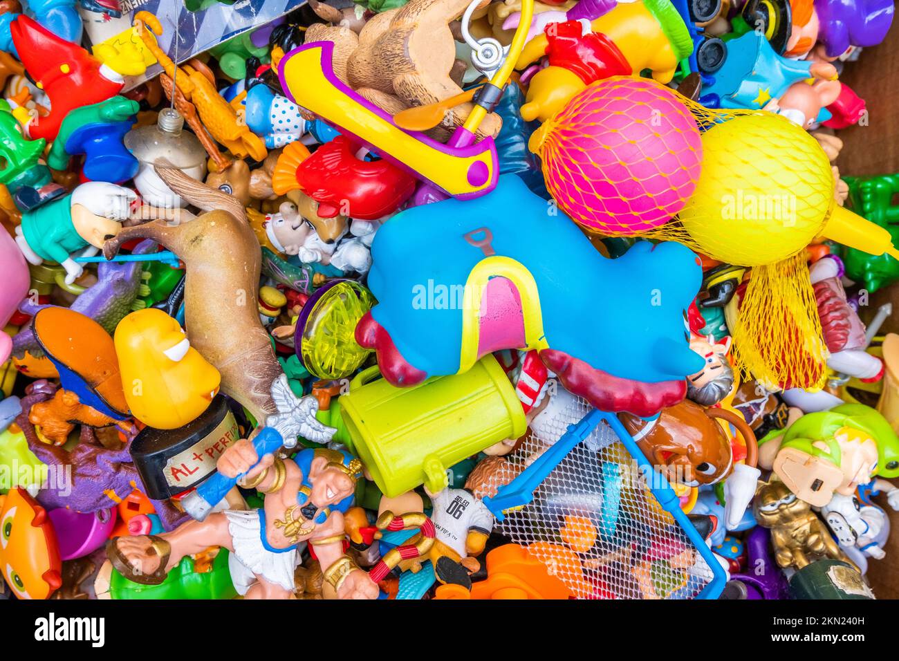 Eine große Sammlung bunter alter Spielzeuge. Stockfoto
