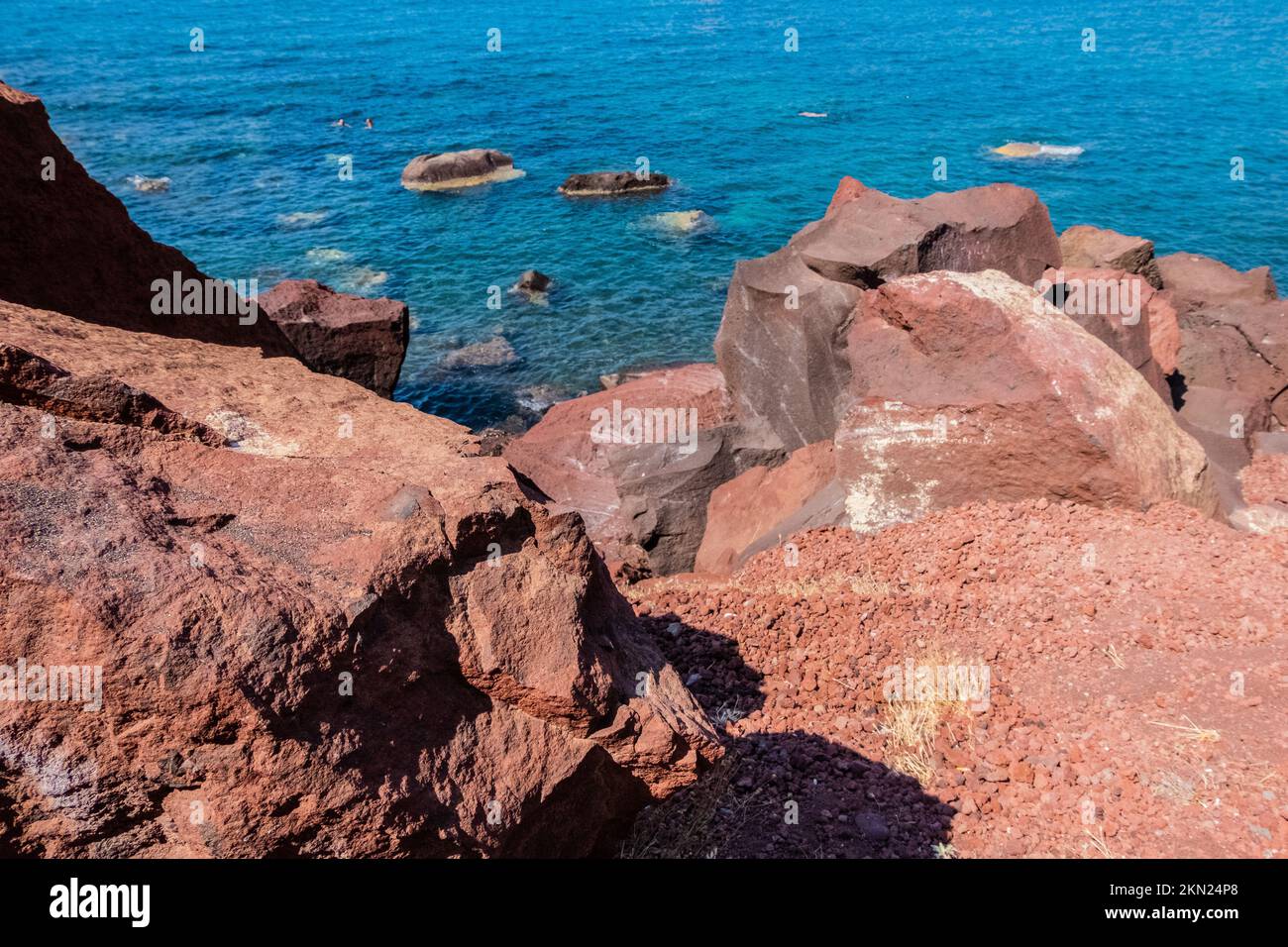 Sommerziel. Roter Strand von Santorin, Griechenland. Stockfoto