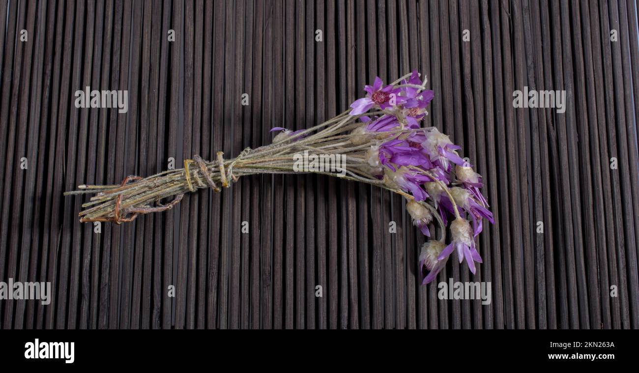 Blumen sind auf einer Strohmatte platziert Stockfoto