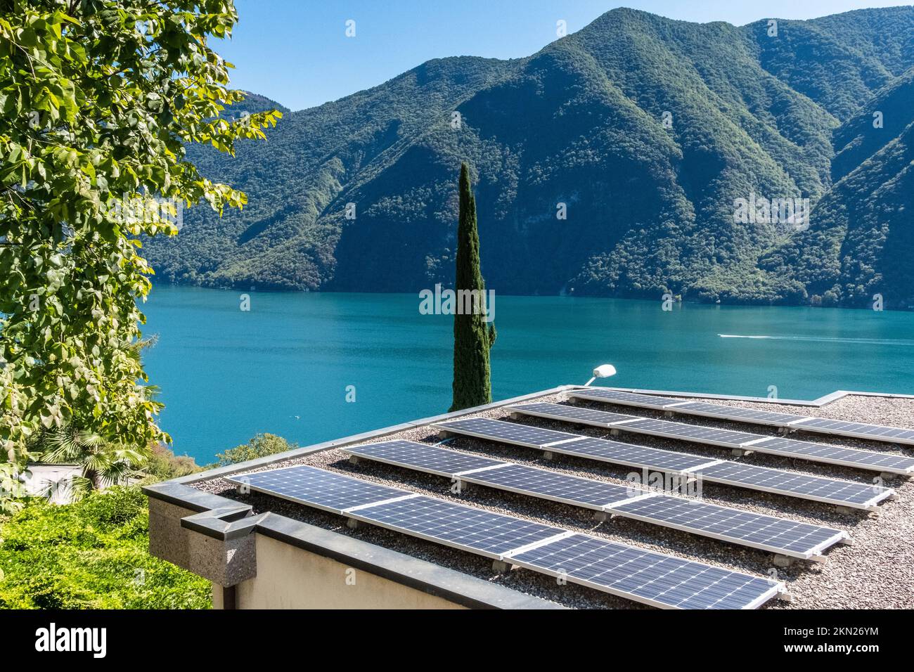 Sonnenkollektoren auf dem Dach eines Lugano-Hauses Stockfoto
