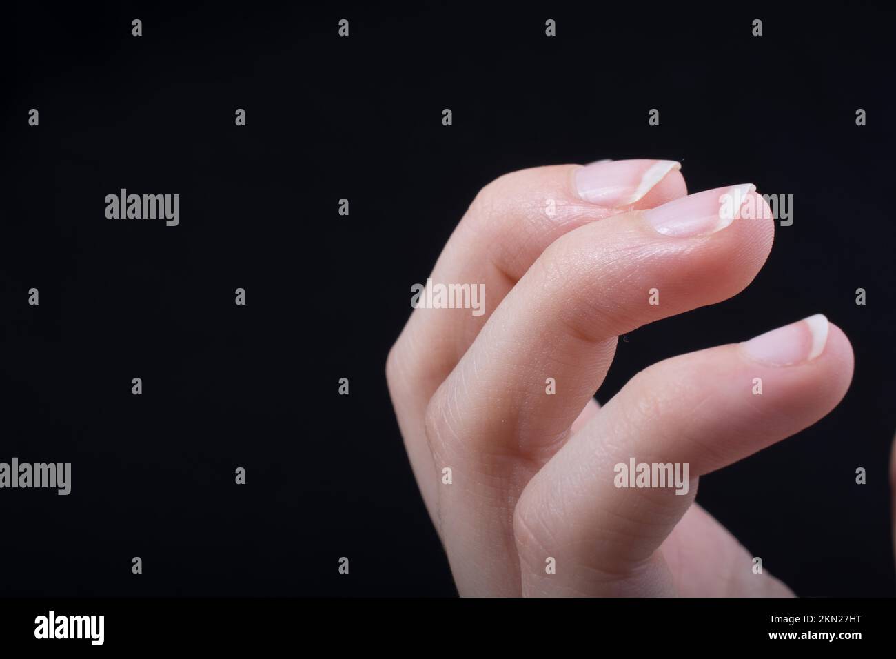 Drei Finger einer Hand des Kindes teilweise in schwarzen Hintergrund gesehen Stockfoto