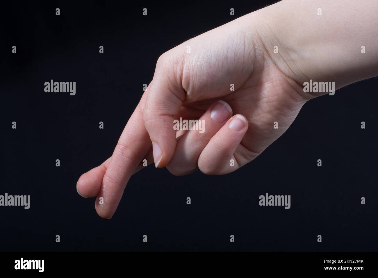 Gekreuzte Finger Symbol Aberglauben Glück oder Lüge Geste Stockfoto
