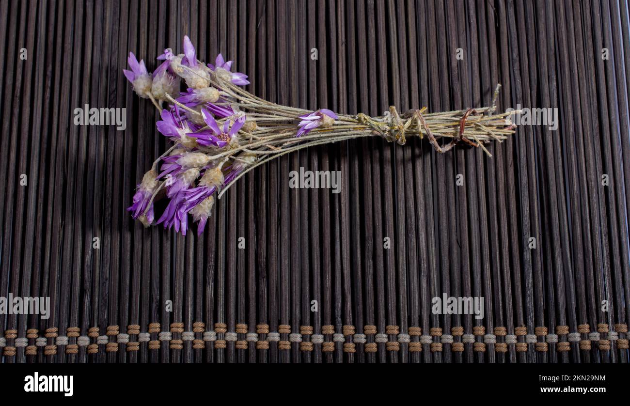 Blumen sind auf einer Strohmatte platziert Stockfoto