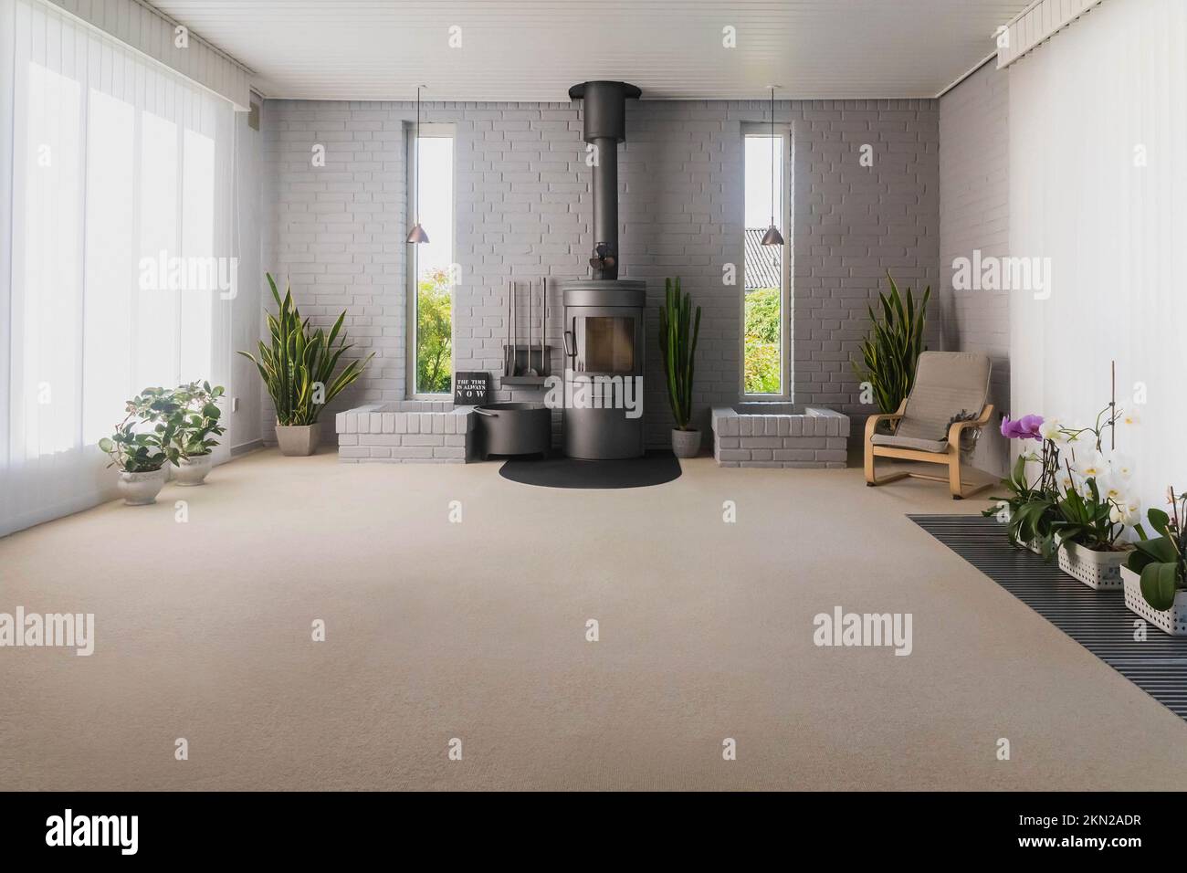 Gemütliches helles Wohnzimmer mit Holzofen Stockfoto