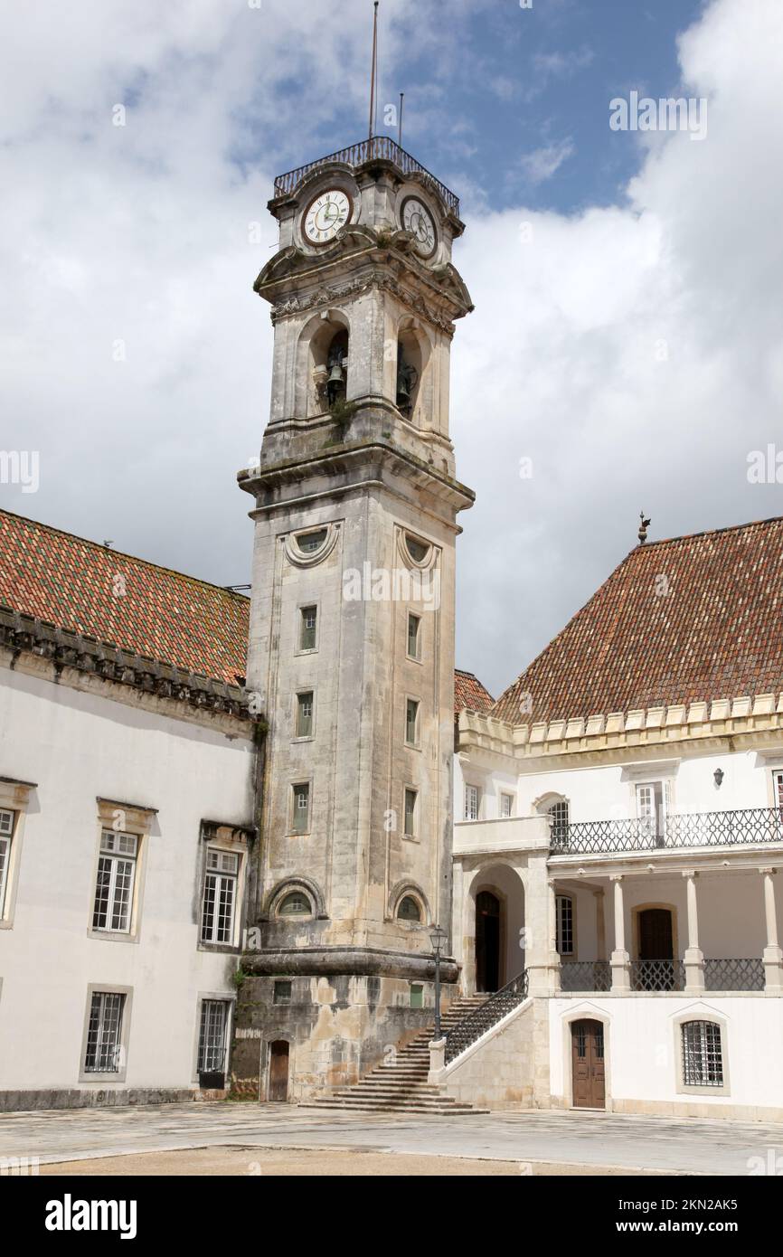 Das alte Hauptgebäude der Universität und der berühmte Glockenturm an der Universität von Coimbra Portugal. Der Uhrenturm wurde im 18.. Jahrhundert errichtet. Der Stockfoto
