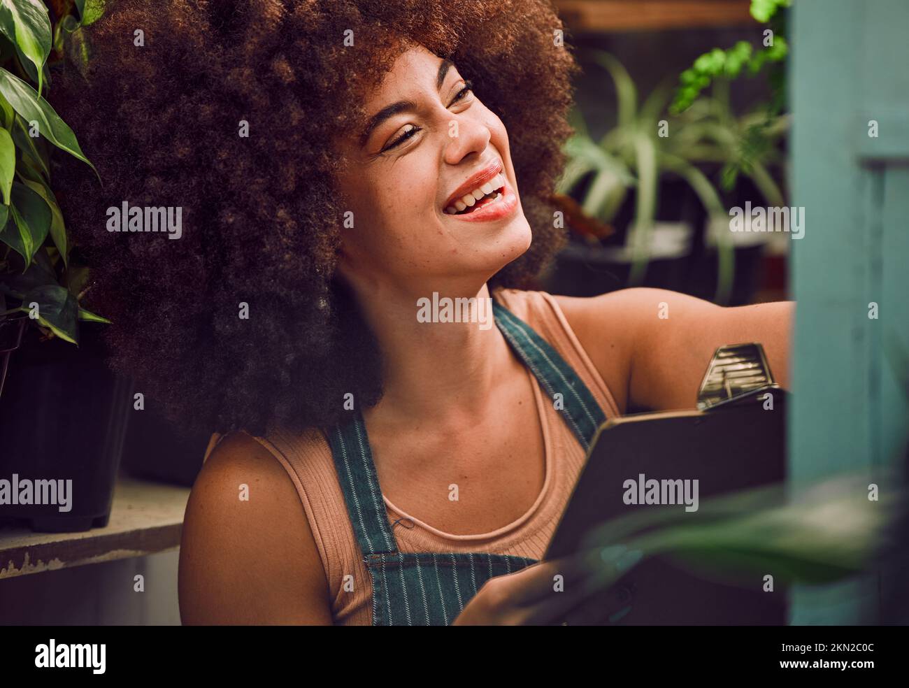 Pflanzen, Florist und Frau, Klemmbrett und Qualitätskontrolle, Checkliste und Bestandsverwaltung in umweltfreundlichen Märkten, Geschäften und Geschäften. Kleine Unternehmen Stockfoto