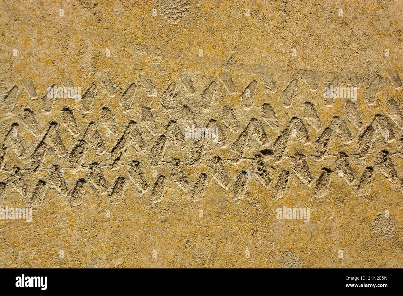 Reifenspuren auf Beton als abstrakte Grunge-Textur Stockfoto