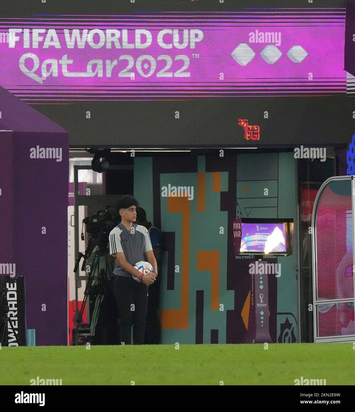 11/26/2022, Stadium 974, Doha, QAT, FIFA-Weltmeisterschaft 2022, Gruppe D, Frankreich gegen Dänemark, im Bild FIFA VAR Monitor Stockfoto