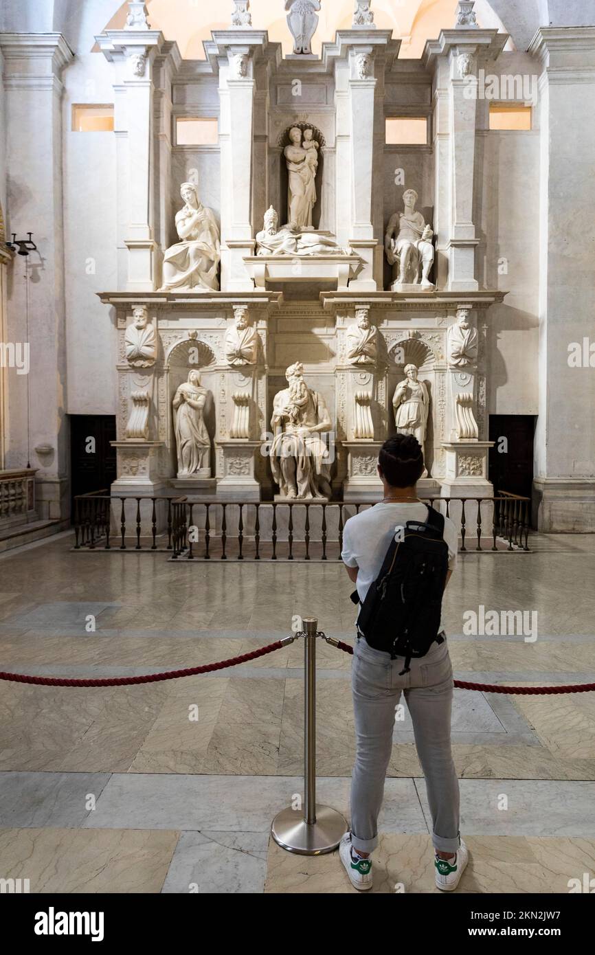 Mann, der den Moses von Michelangelo, Kirche von San Pietro in Vincoli, Rom, Latium, Italien, Europa beobachtet Stockfoto