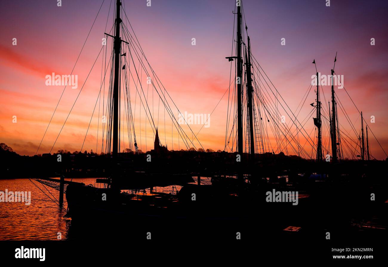 Flensburg, Deutschland. 27.. November 2022. Die Sonne geht über dem Museumshafen am Flensburger Fjord auf. Kredit: Axel Heimken/dpa/Alamy Live News Stockfoto