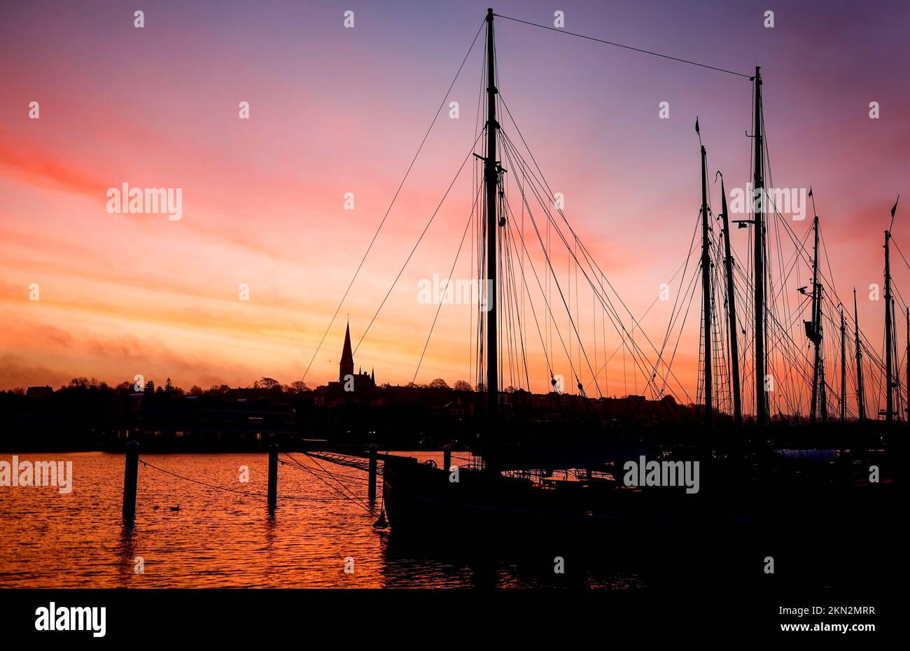 Flensburg, Deutschland. 27.. November 2022. Die Sonne geht über dem Museumshafen am Flensburger Fjord auf. Kredit: Axel Heimken/dpa/Alamy Live News Stockfoto