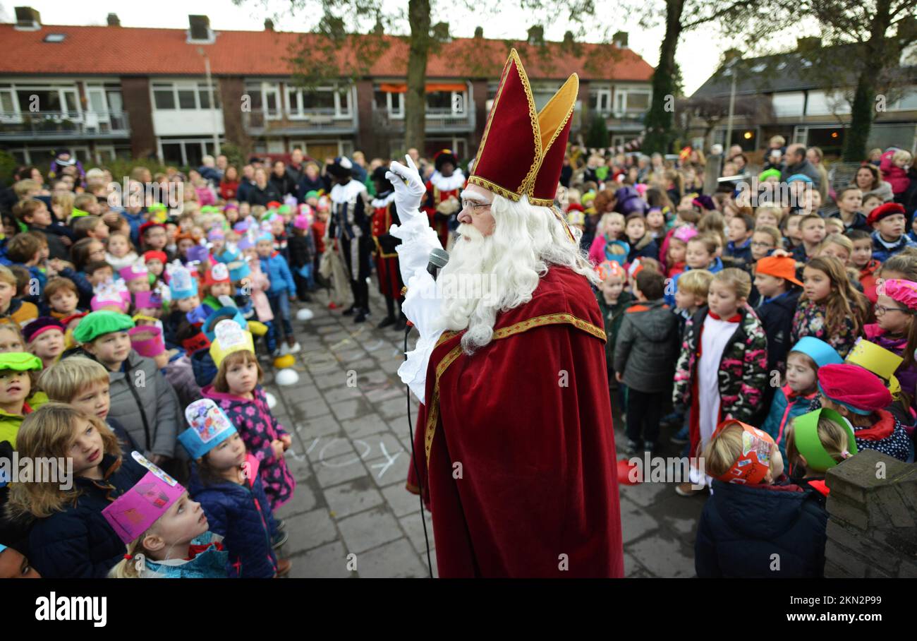 Sinterklaas (St. Nikolaus), Swarte Piet und seine Helfer sind wichtige Figuren in der Vorstellungskraft von Kindern, wie hier in der Regenbogenschule (Grundschule) zu sehen ist Stockfoto