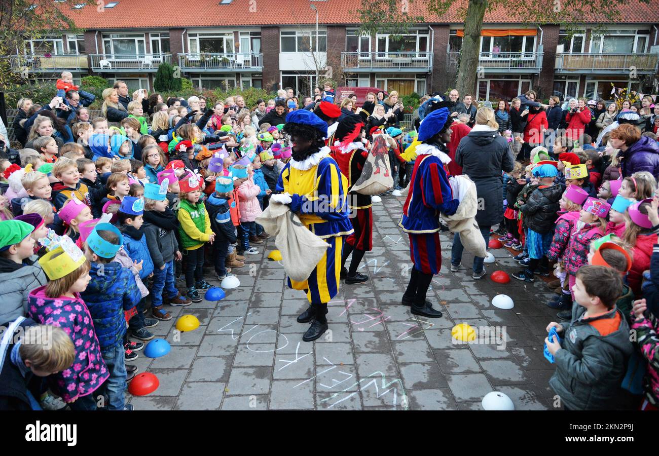 Sinterklaas (St. Nikolaus), Swarte Piet und seine Helfer sind wichtige Figuren in der Vorstellungskraft von Kindern, wie hier in der Regenbogenschule (Grundschule) zu sehen ist Stockfoto