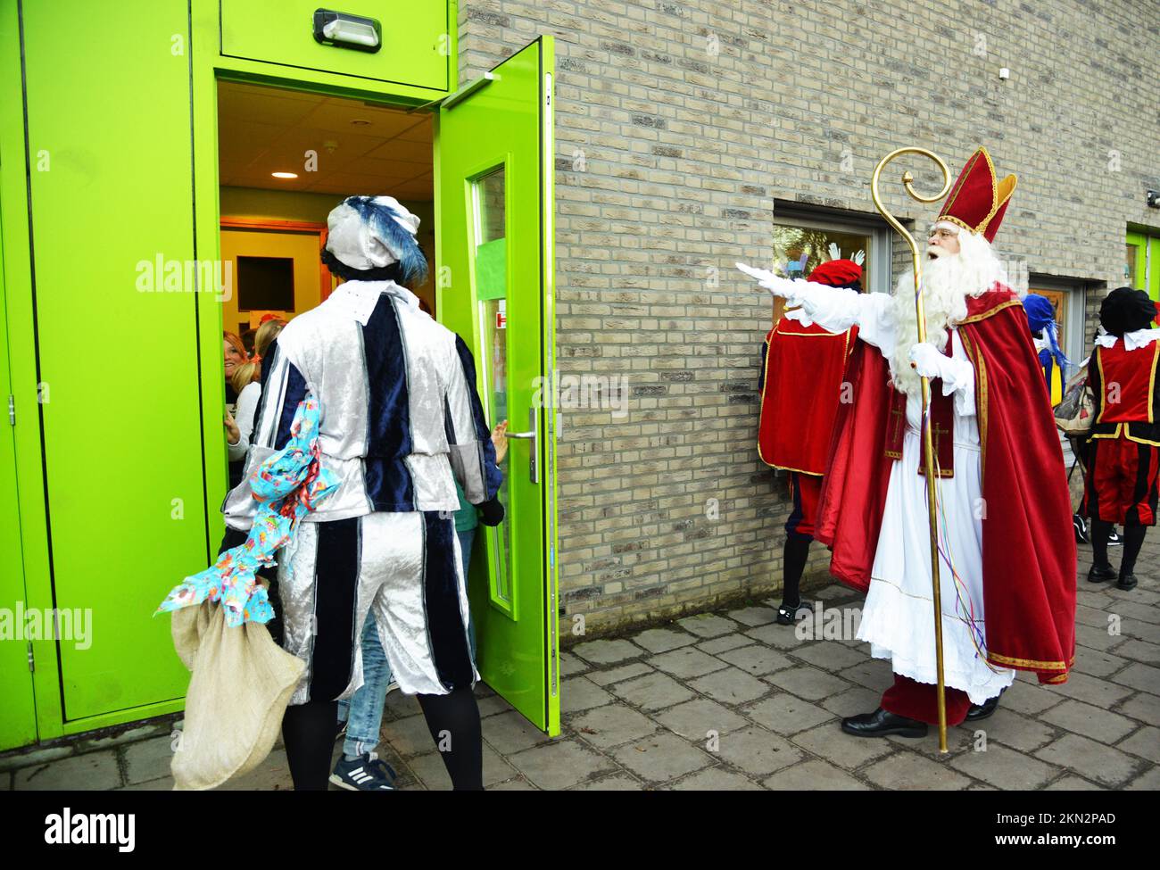 Sinterklaas (St. Nikolaus), Swarte Piet und seine Helfer sind wichtige Figuren in der Vorstellungskraft von Kindern, wie hier in der Regenbogenschule (Grundschule) zu sehen ist Stockfoto