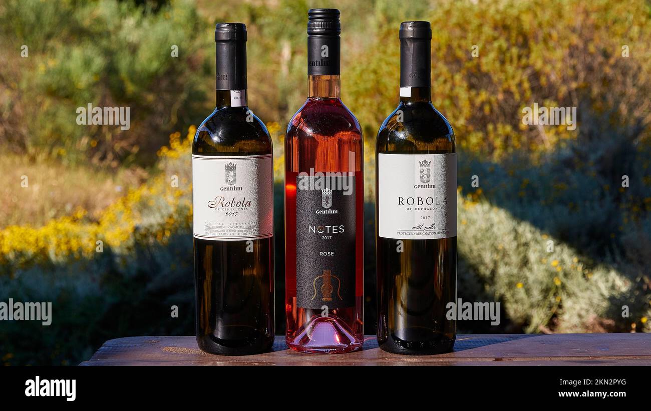 3 Weinflaschen nebeneinander, Tisch, Weingut Gentilini, Kefalonia Island, Ionische Inseln, Griechenland, Europa Stockfoto