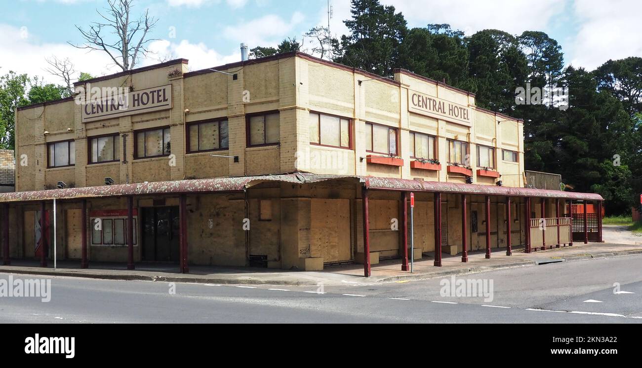 Das Central Hotel (ca. 1878) in Moss Vale, NSW, ist mit Boarding und Abriss ausgestattet. Stockfoto