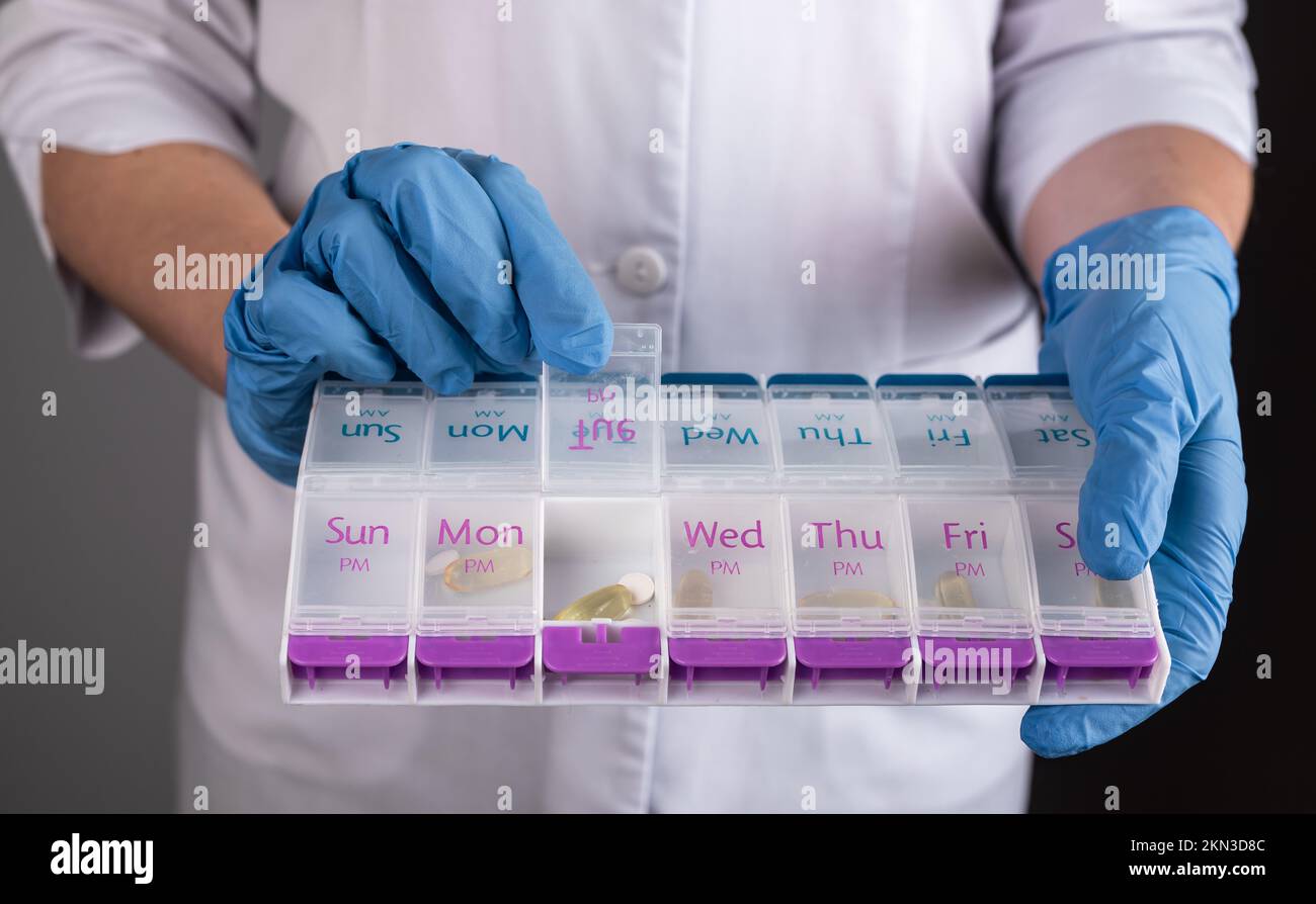 Ärztliche Verschreibung und Apothekenkonzept. Tablettenhülle, Tablettenorganisator, Vitaminbox in Arzthandlungen. Hochwertiges Foto Stockfoto