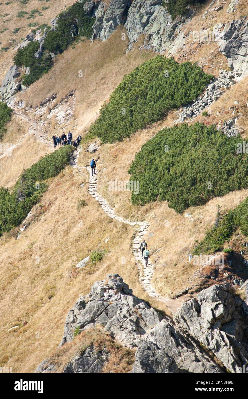 Bergtourismus, Leute, die auf den Berggipfeln spazieren gehen Stockfoto