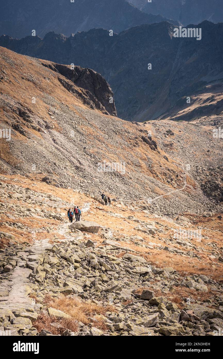 Bergtourismus, Leute, die auf den Berggipfeln spazieren gehen Stockfoto