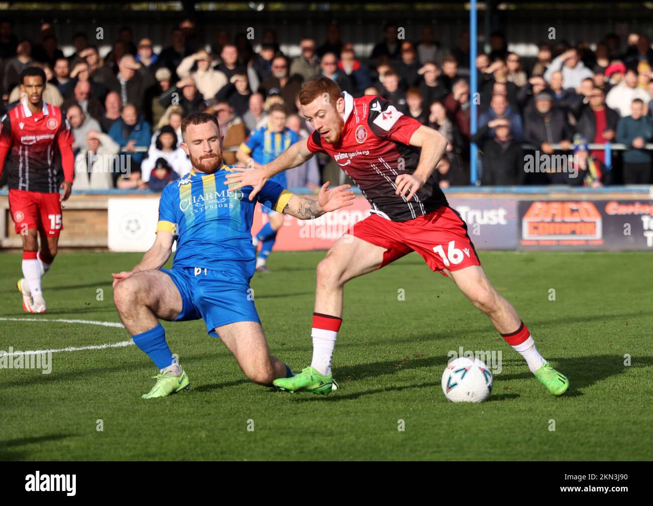 Kings Lynn, Großbritannien. 26.. November 2022. Theo Widdrington (KLT) und Arthur Read (S) im King's Lynn Town V Stevenage, Emirates FA Cup 2., im Walks Stadium, Kings Lynn, West Norfolk. Kredit: Paul Marriott/Alamy Live News Stockfoto