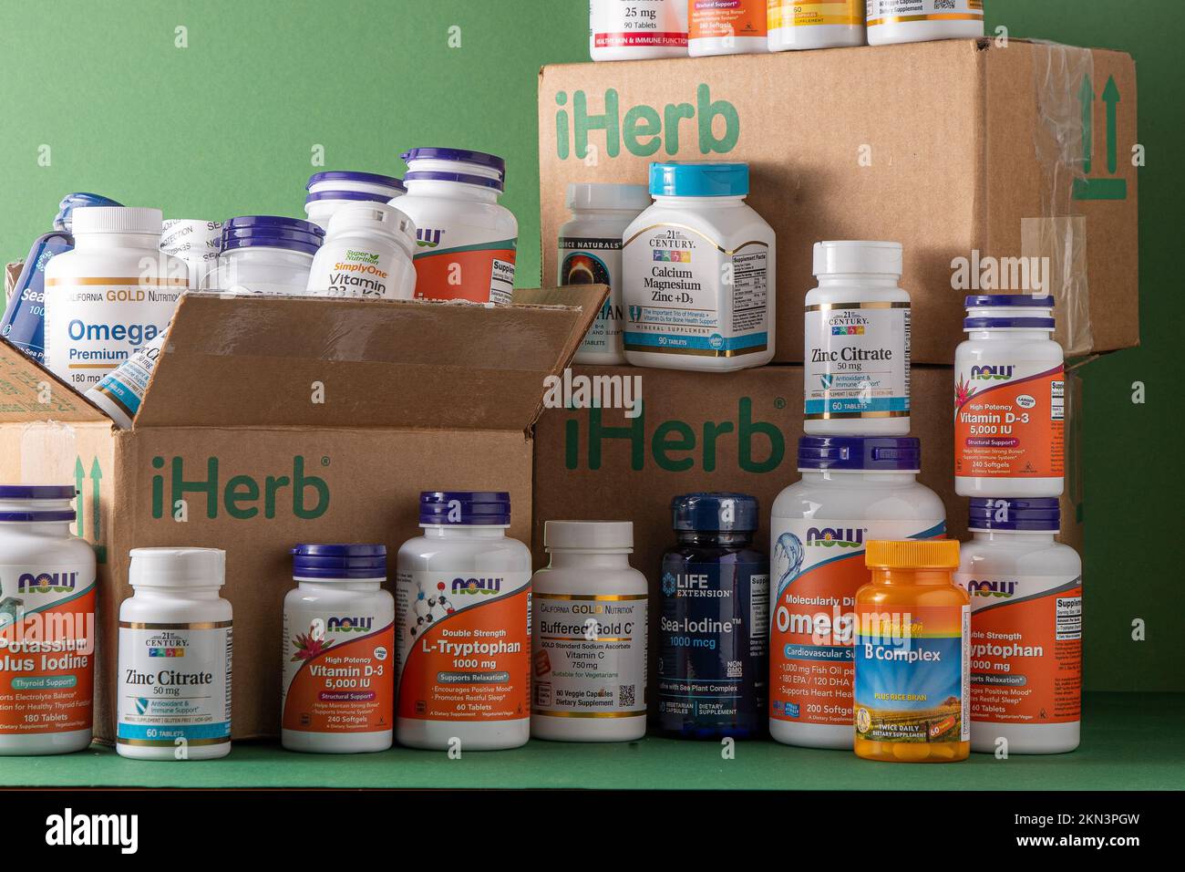 Vitamine, Mineralien und Mikronährstoffe aus iHerb Box. Viele verschiedene Gläser. Biologisch aktive Lebensmittelzusatzstoffe. Nahrungsergänzungsset online kaufen. Arzneimittel für die Gesundheit. Kiew, Ukraine - 13. Juli 2022 Stockfoto