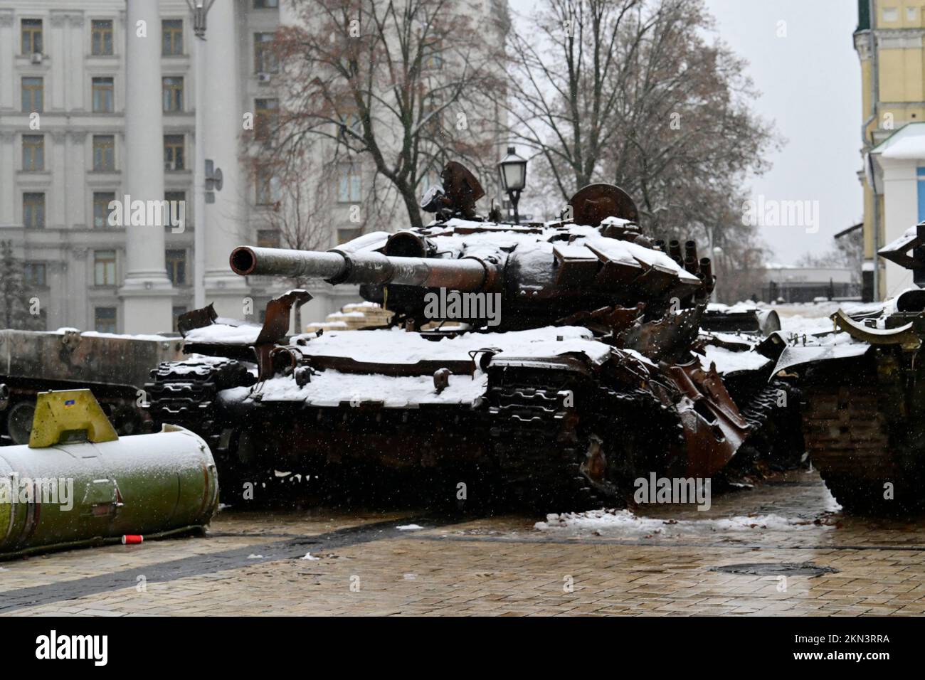 Abbildung zeigt zerstörte Autos und russische Militärfahrzeuge auf dem Mykhailivska Platz vor dem St. Michaels Kloster mit goldenem Kuppeldach und ein Überblick über die Abrisse im Stadtzentrum, am zweiten Tag eines Besuchs in Kiew, Ukraine, am Sonntag, den 27. November 2022. Premierminister De Croo und Außenminister Lahbib kamen am Samstag zu einem unangekündigten Besuch in der ukrainischen Hauptstadt Kiew an. Vor neun Monaten marschierte Russland in das Nachbarland ein. Belgien wird der Ukraine zusätzliche Unterstützung gewähren. De Croo und Lahbib nutzen den Besuch, um zusätzliche belgische Unterstützung anzukündigen Stockfoto