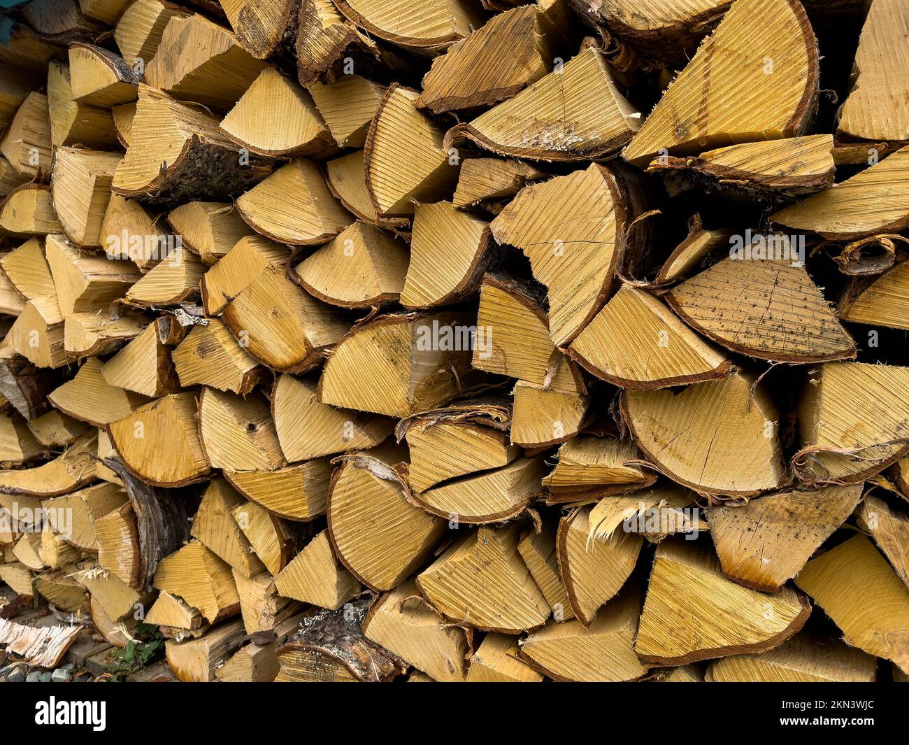 Gehacktes trockenes Brennholz Holzstämme, die für den Kamin gestapelt wurden - Stockfoto Stockfoto