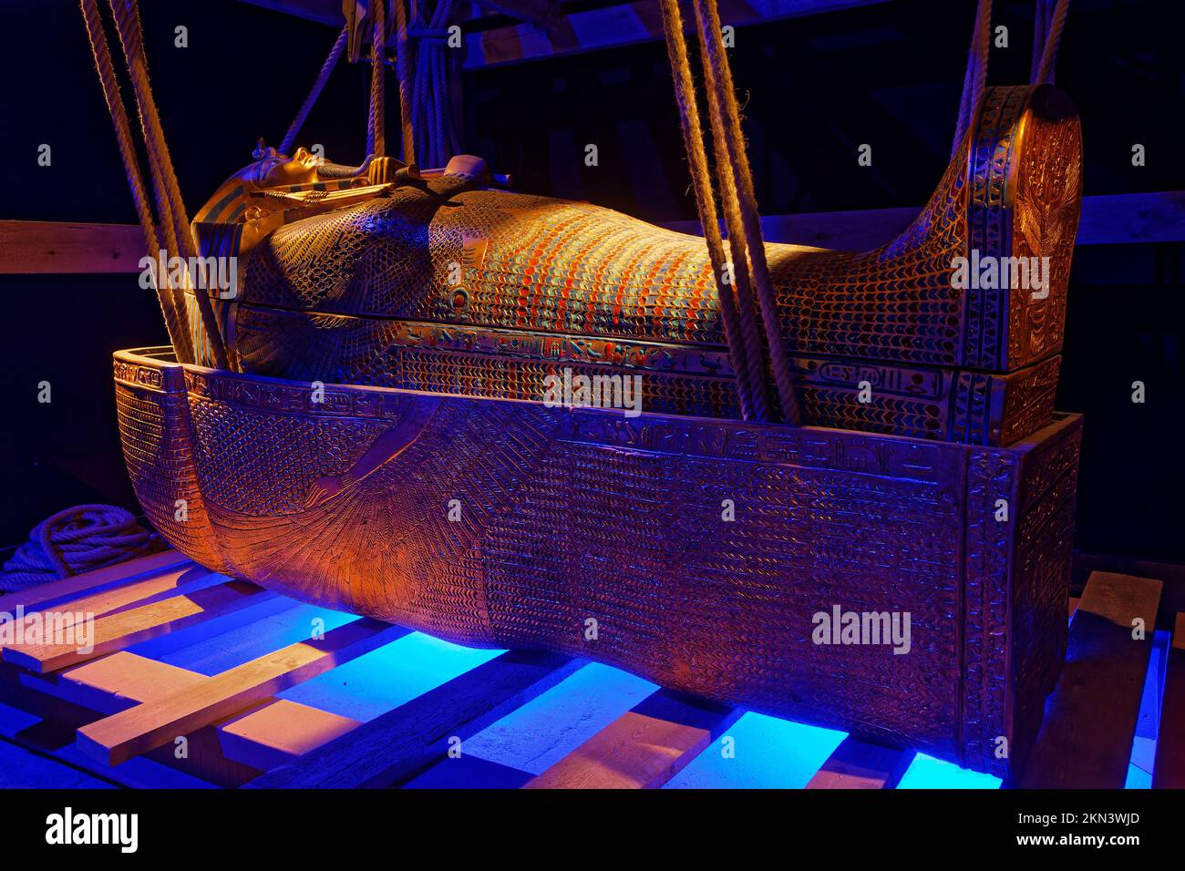 LYON, FRANKREICH, 25. November 2022 : Nachbildungen des Sarkophages und des Sarges von Tutanchamun, präsentiert in der Ausstellung Tutanchamun zum 100. Jahr Stockfoto